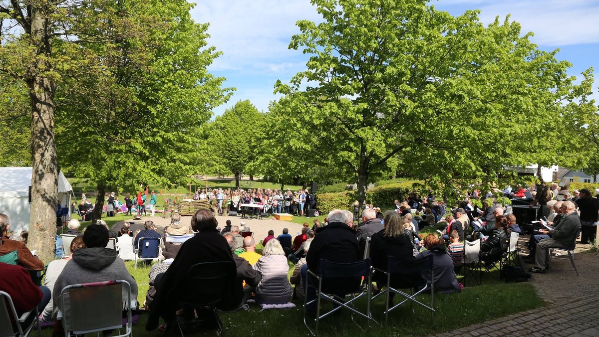 Sommergudstjeneste i Anlægget