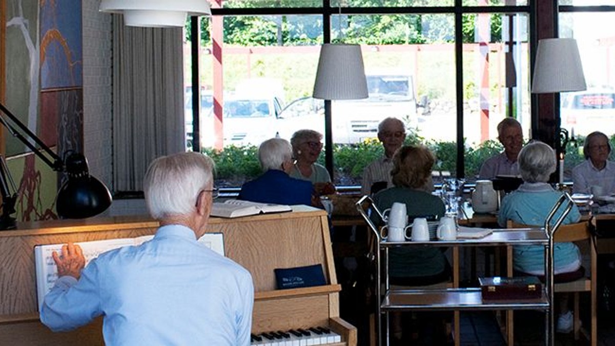 Kirkecafe med kaffe og sang fra højskolesangbogen - holder pause grundet stigende smittetal