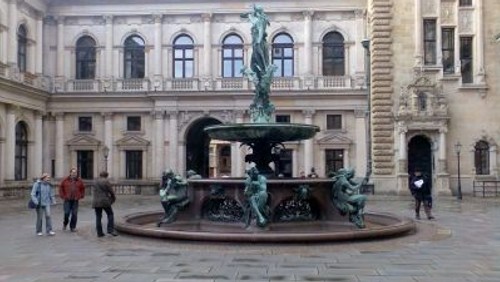 "Von Kaffeemietschen und Stifterinnen" - ein historischer Frauenrundgang durch die Altstadt