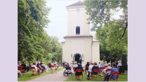 Familienfreundlicher Gottesdienst mit Abendmahl vor der Dorfkirche