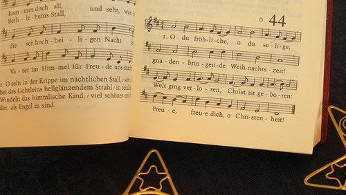 Adventsingstunde auf der Wiese