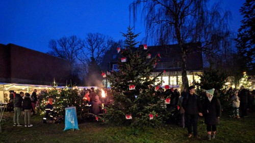 Krippenspiel in Stationen vor der Dorfkirche und im Dorf Lübars