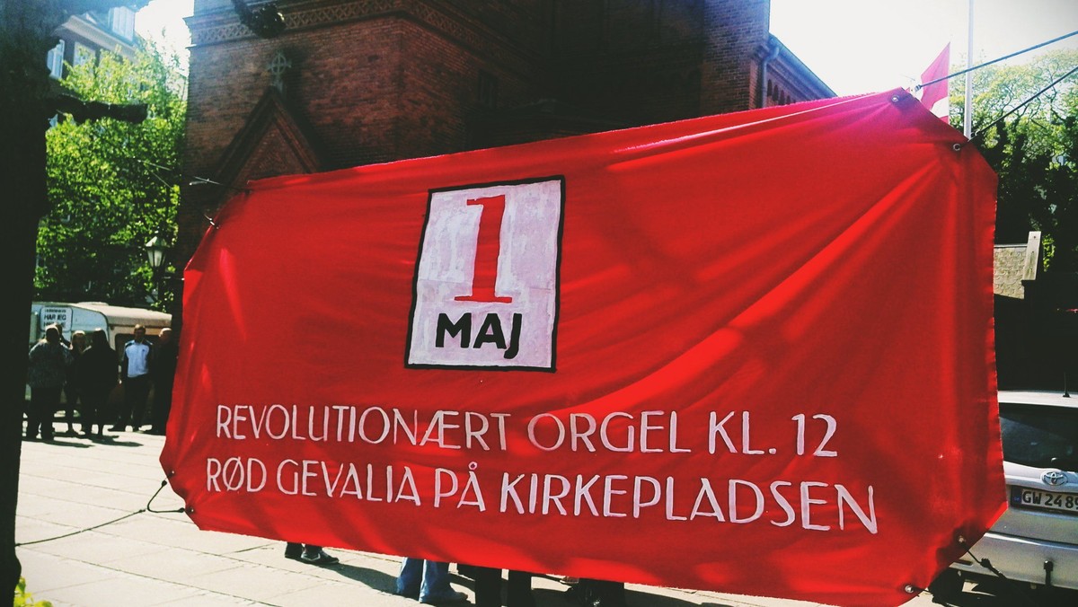 1. maj med Revolutionært orgel og rød Gevalia på pladsen