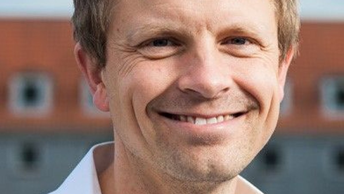 Højskole - - samtalesalon - - Simon Finnerup