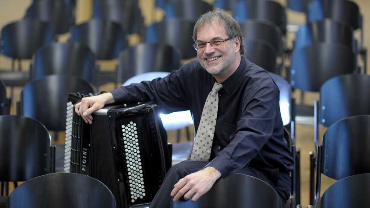 Prof. Helmut C. Jacobs spielt: Astor Piazzolla | Kirche und Kultur