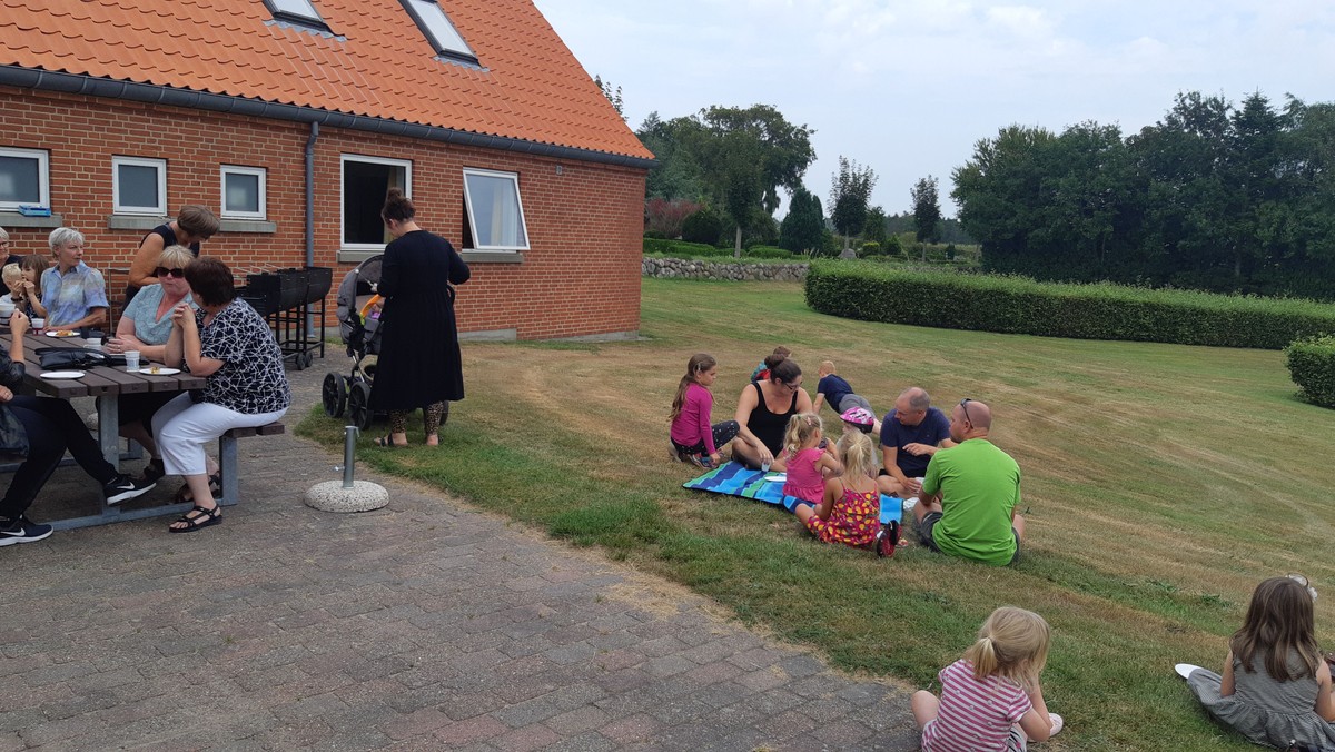 Familiegudstjeneste med fællesspisning