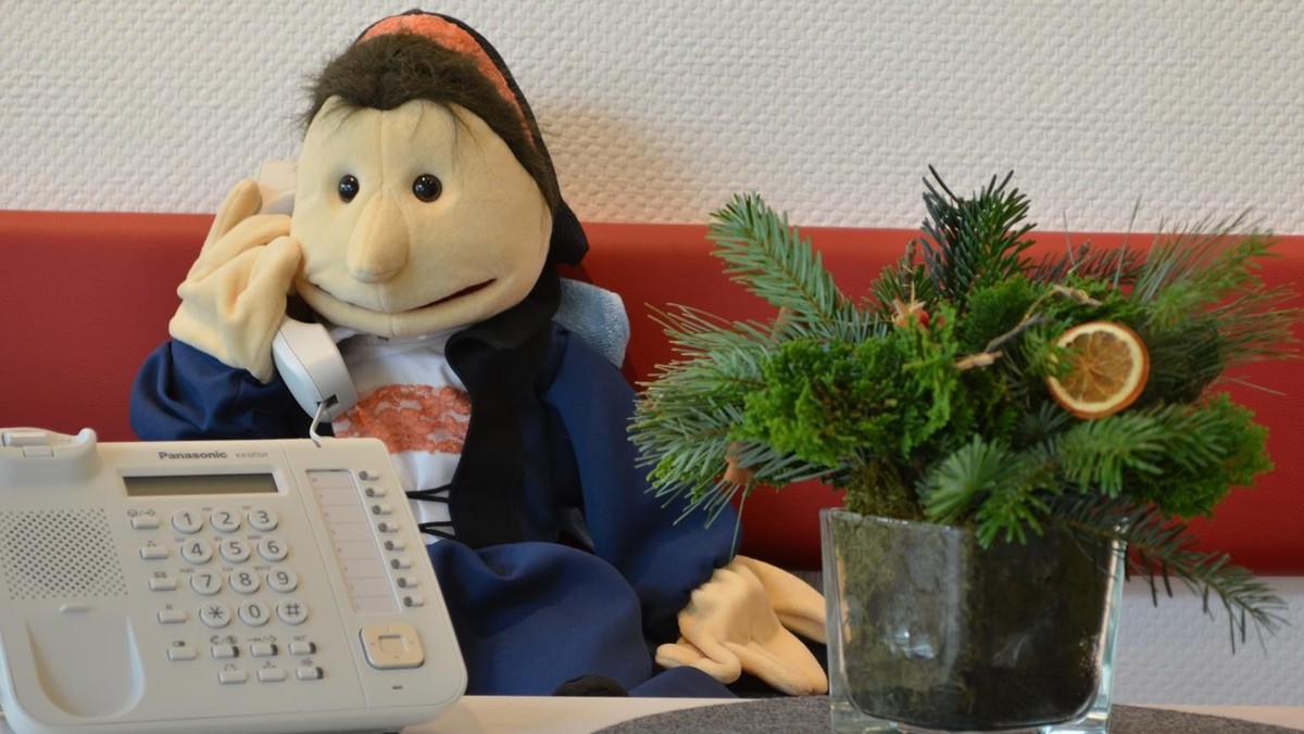 Käthe klönt am Telefon