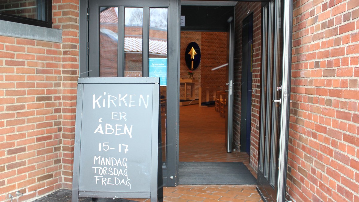 Åben Kirke - kirkerummet er åbent, til bøn, tanker, ro , lystænding, ....