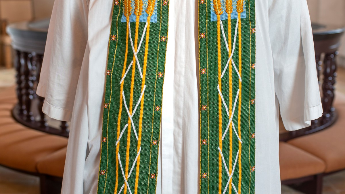 Gudstjeneste med indvielse af stolaer. Efterfølgende reception og præsentation af ny organist og kirketjener.