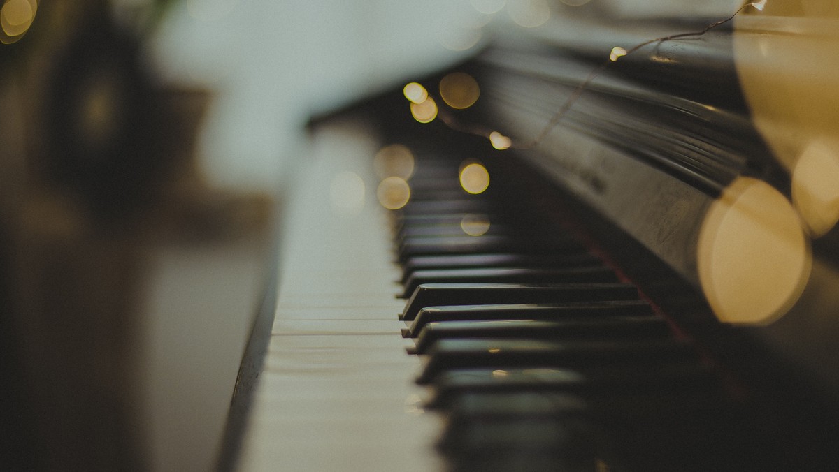 musikANDAGT ved sognepræst Lise Mortensen sammen med sanger Nicolai Elsberg og pianist Galya Kolarova / med tilmelding