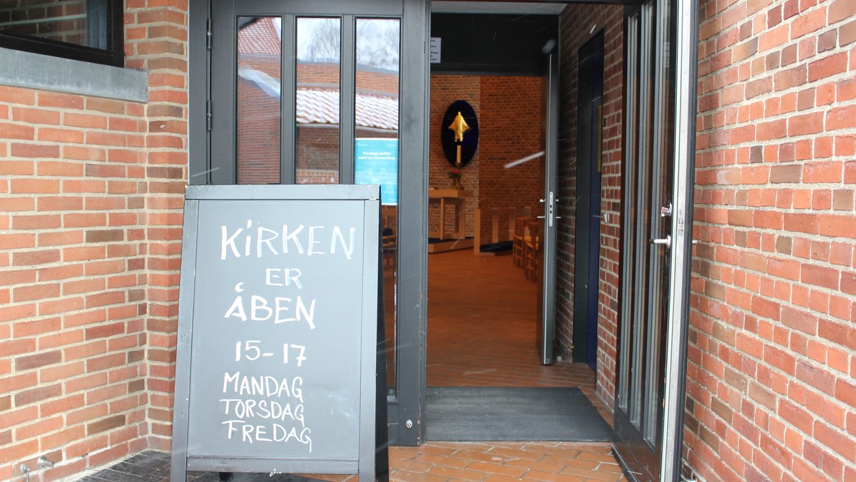 Åben Kirke - kirkerummet er åbent, til bøn, tanker, ro , lystænding, ....