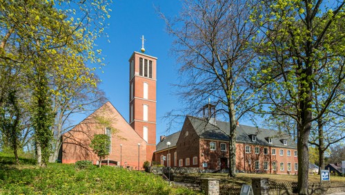 Freiluft-Gottesdienst vor der Apostel-Paulus-Kirche - Kindergottesdienst parallel im Freien