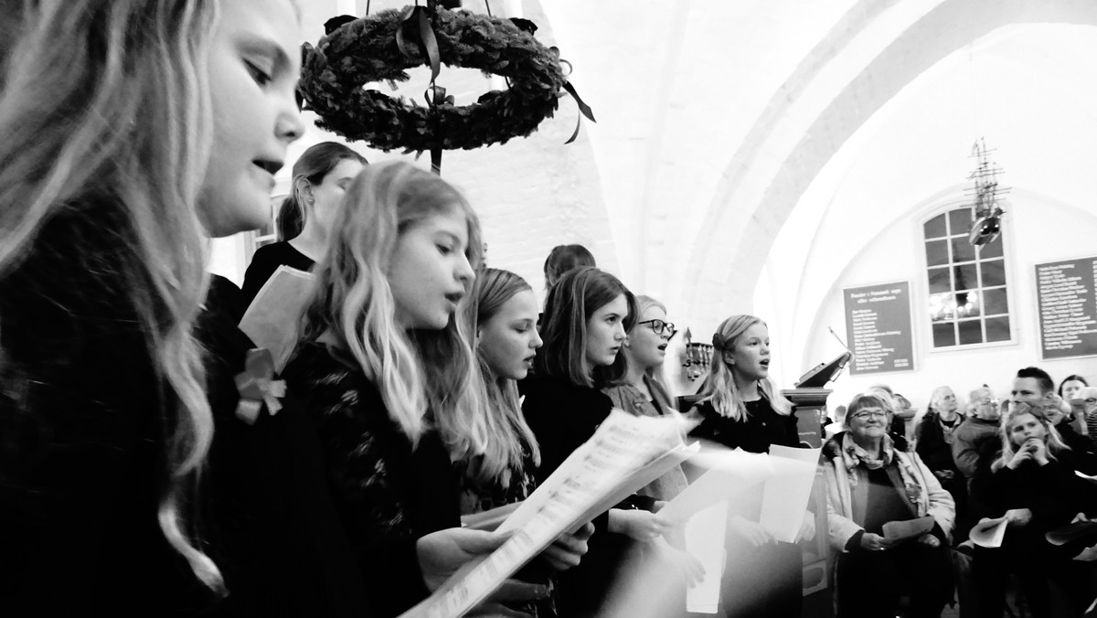 Julekoncert i Fensmark Kirke. Kirkens pigekor/børnekor + orkester