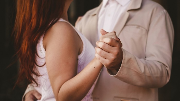 Ein Paar hält sich an den Händen.