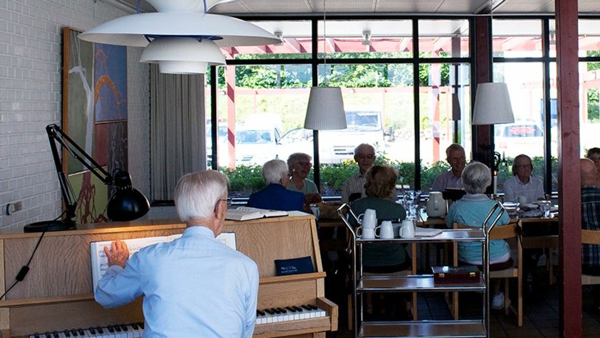 Kirkecafé med kaffe og højskolesang