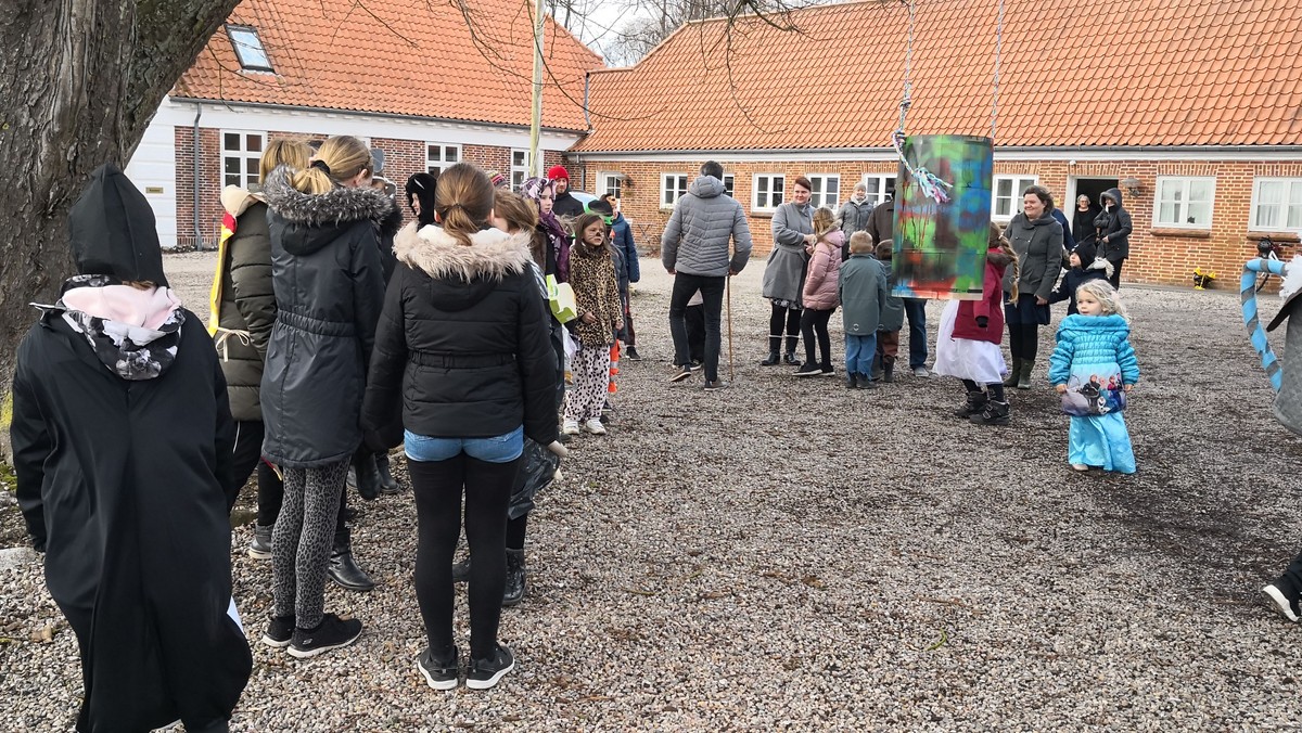 Fastelavnsgudstjeneste i Hellevad Kirke og tøndeslagning i Klokkerholm Hallen