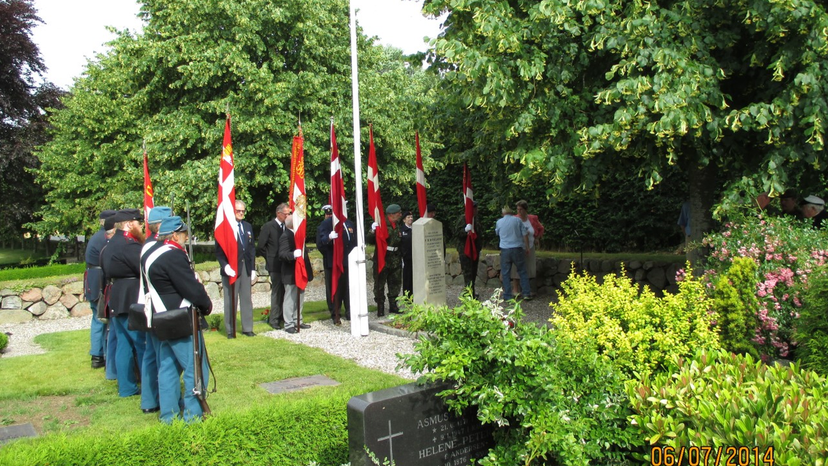 Flaghejsning på General Bülows grav