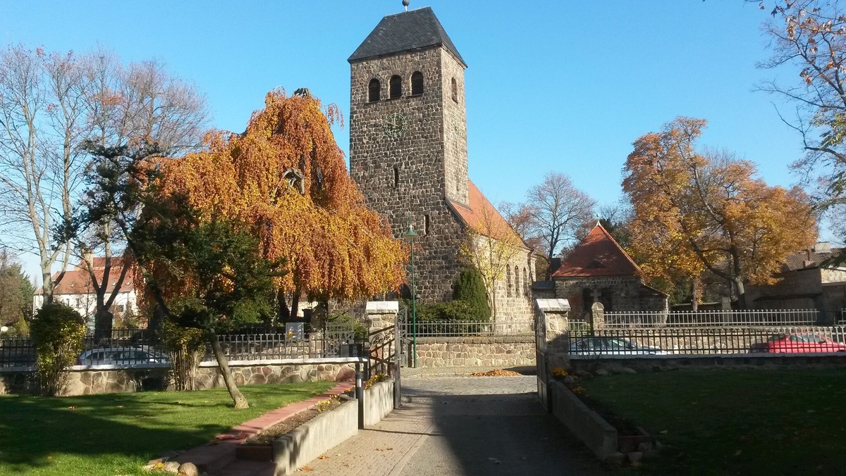 Freiluftgottesdienst neben der Dorfkirche Schönefeld