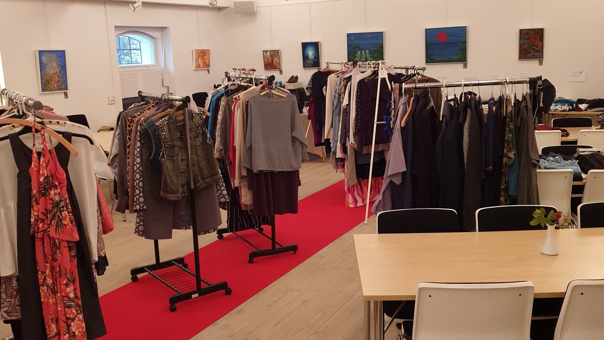 Modeshow kl 18 med en let anretning