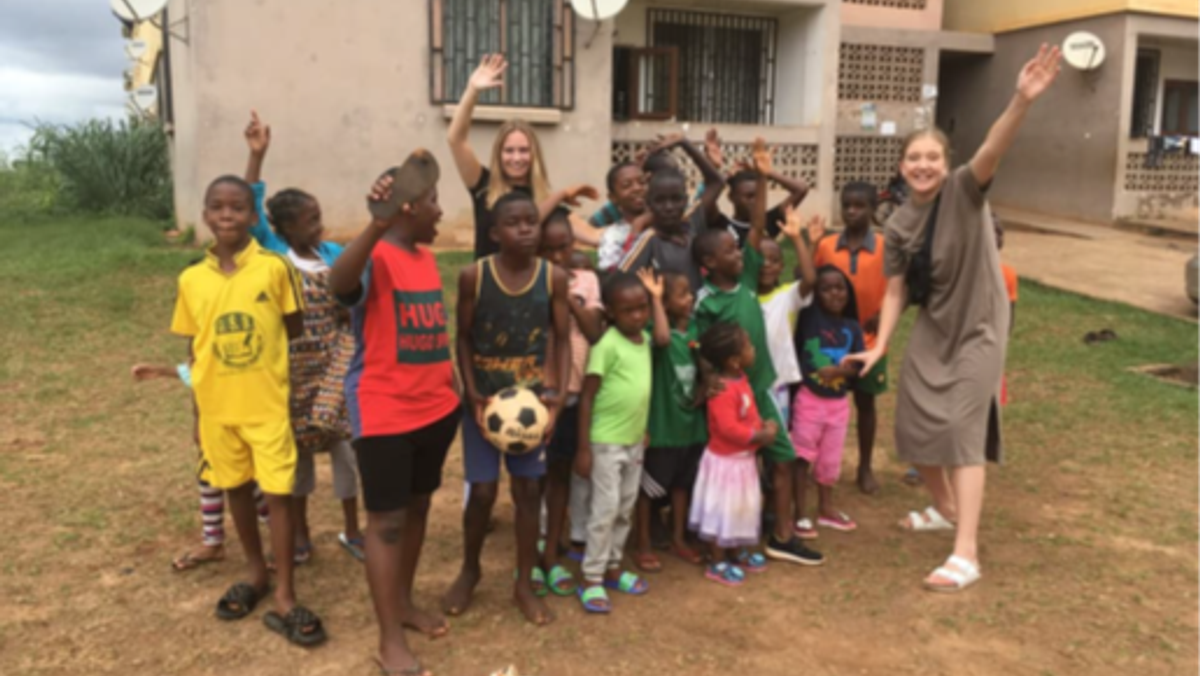 Café med foredrag af to unge stiftsvoluntører, der har været i Cameroun.