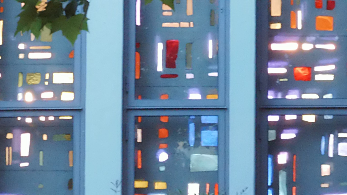 Vernissage - Letzter Blick auf die Dallglasfesterwand der Zuversichtskirche in Staaken