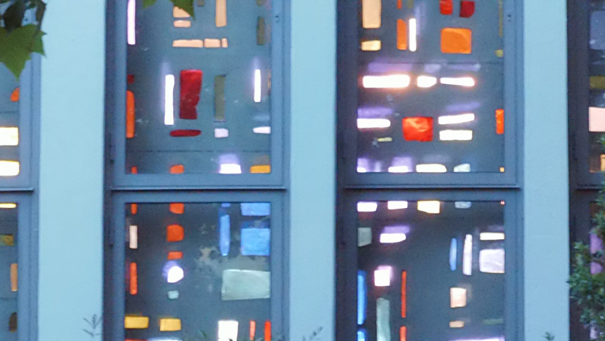 Ausstellung - Letzter Blick auf die Dallglasfesterwand der Zuversichtskirche in Staaken