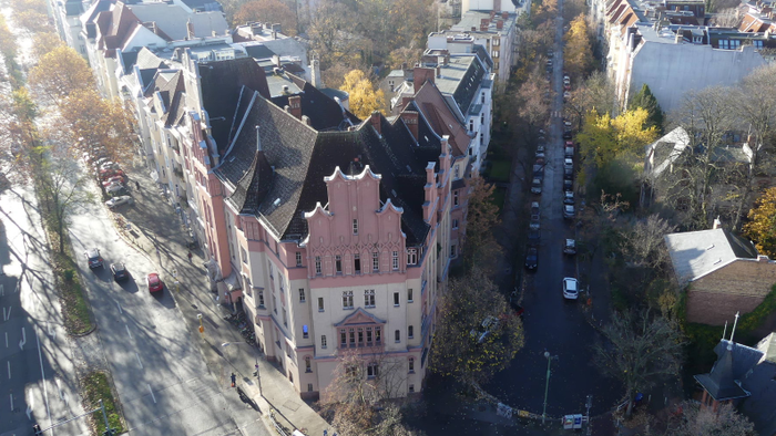 Luftaufnahme einer Stadt mit prächtigem Gebäude und Straße
