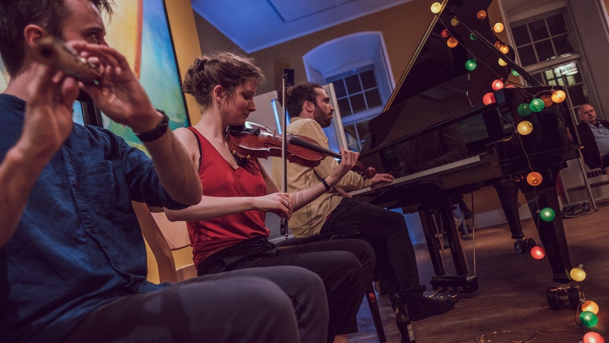 Folkemusikworkshop før interaktiv folkemusikgudstjeneste