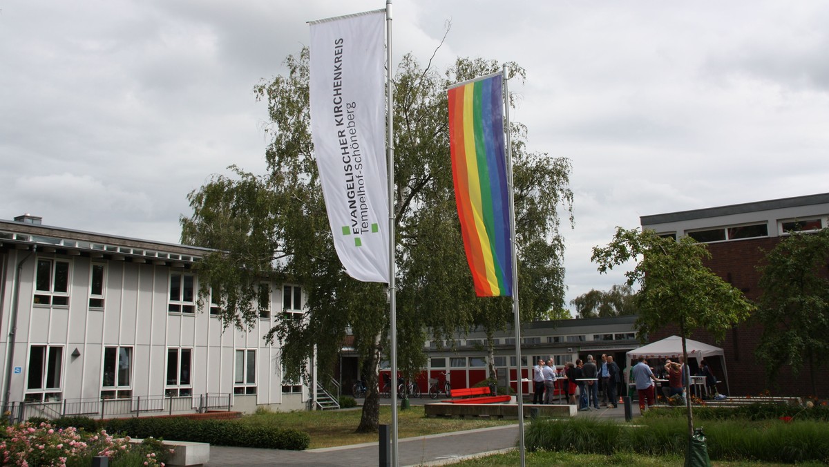 Die Regenbogenfahne wird gehisst