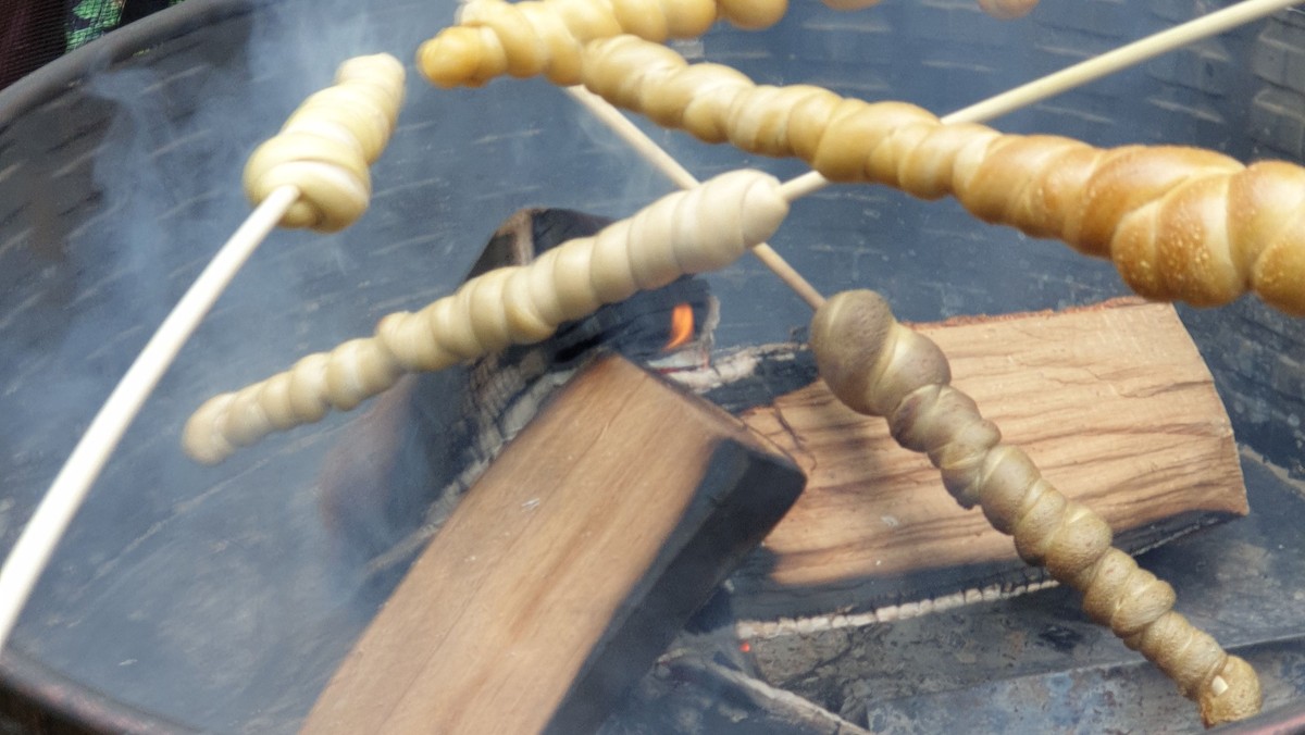 Lagerfeuer mit Stockbrot und Marshmallows