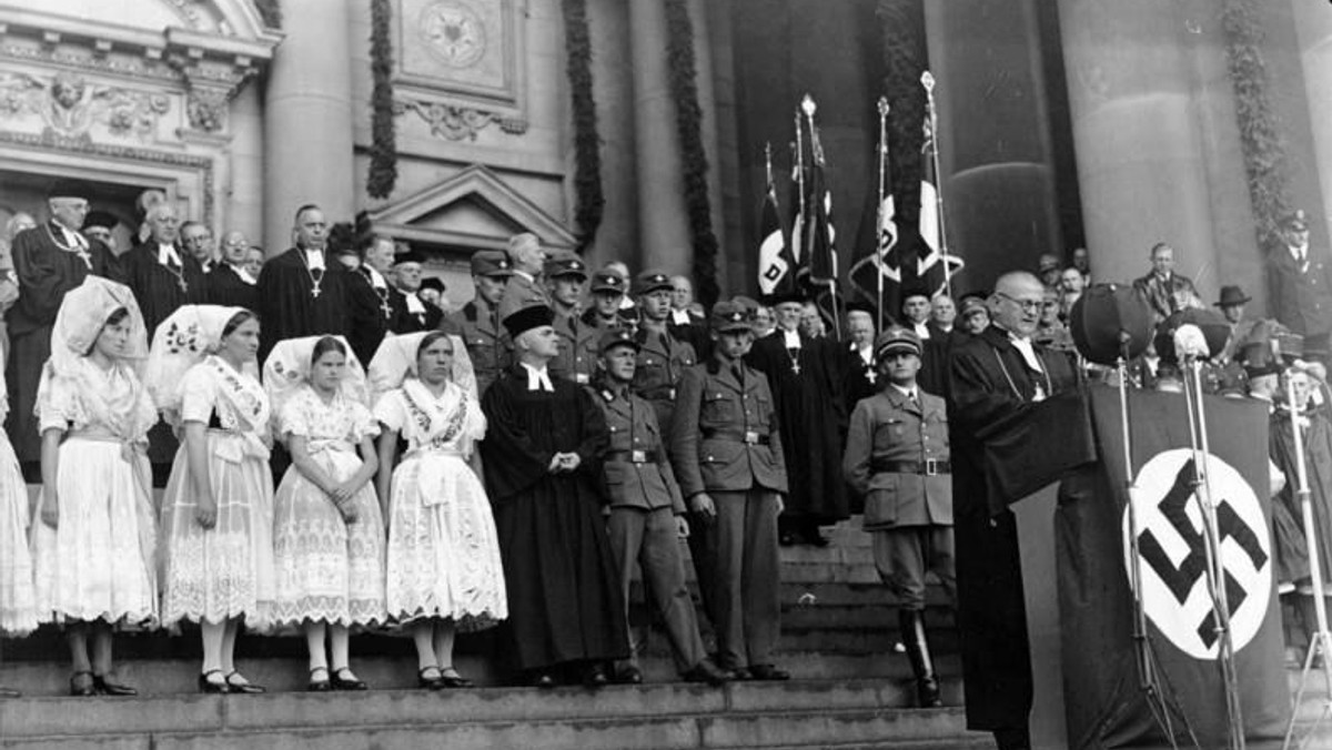 Hakenkreuze am Altar – Über die Rolle der Kirchen im NS-Regime