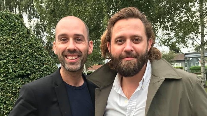 To børn med skægter og træer i baggrunden