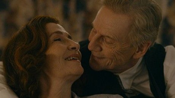 En ældre mand og en ældre kvinde ser hinanden ind i øjnene med glæde.