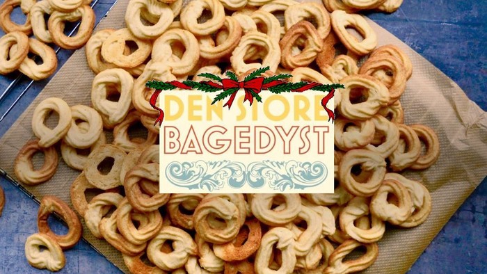 En stor haug dekornet baggedyst med grønne og røde dekorationer.