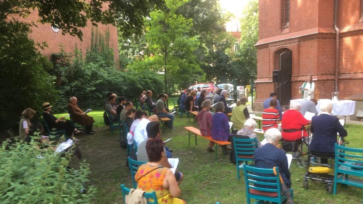 Gottesdienst im Garten der Jakobikirche