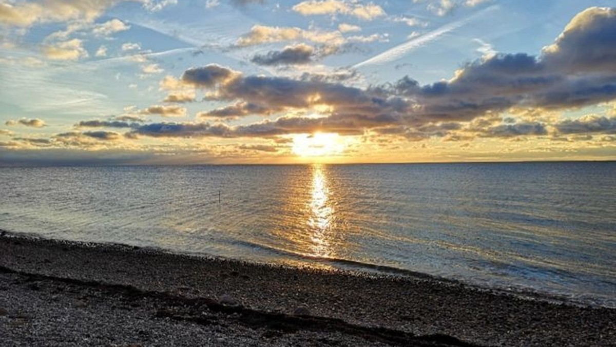 Strandgudstjeneste med solnedgang og minikoncert
