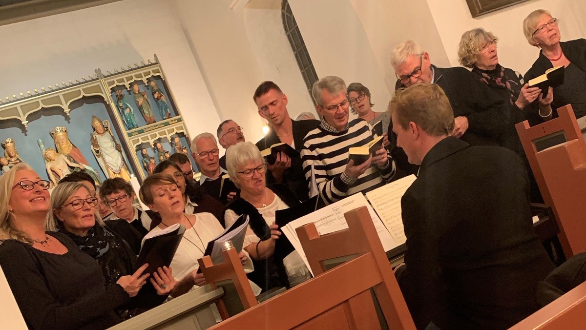 Spil dansk ugen. Fællessang med Julekoret, Mikael og Betina