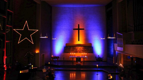 Die Christuskirche leuchtet: Licht und Schatten