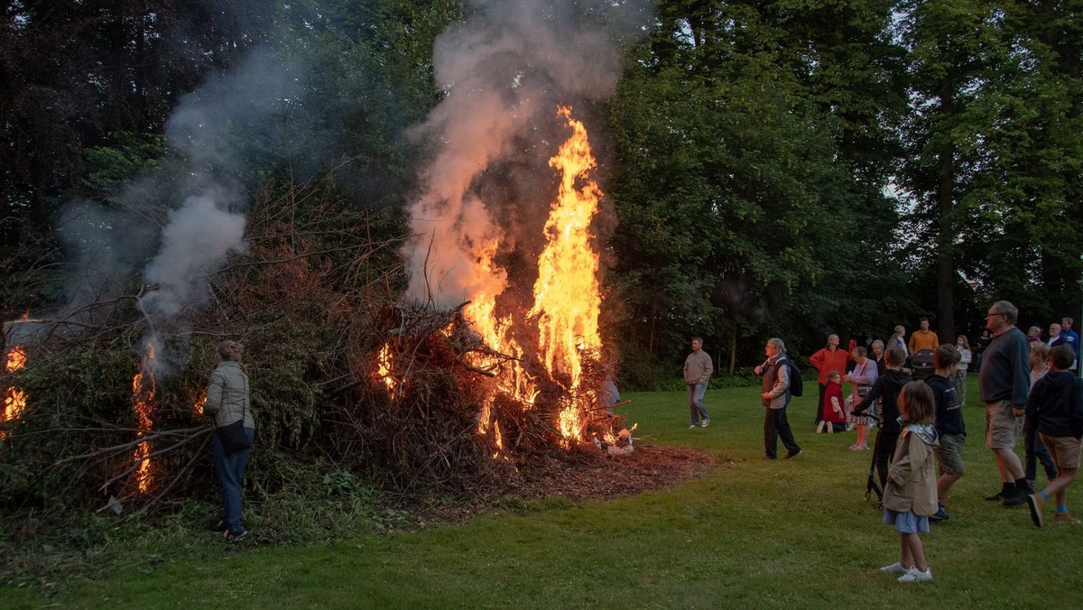 Sankt Hans Aften i Karlebo. Fakkeltog kl. 21.30. Bålet tændes 21.45 Båltale ved byrådsmedlem Jesper Tvilde. Salg af kaffe og drikkevarer i Længen