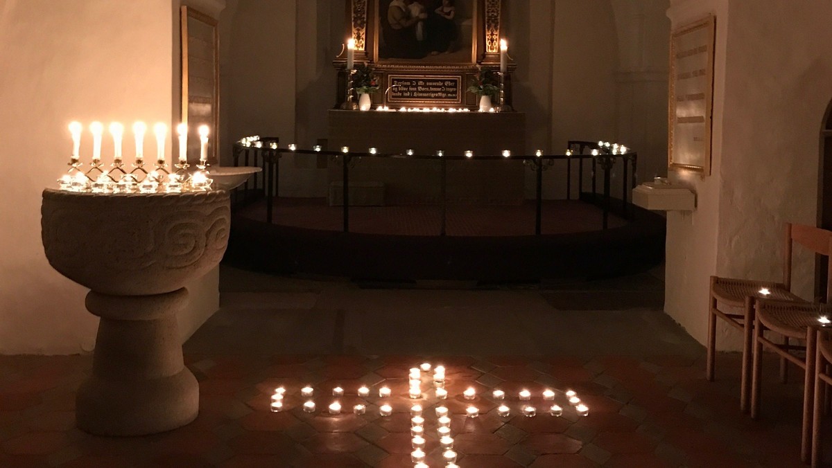 Kort lysgudstjeneste i Karlebo Kirke med levende lys, prædiken, salmer og musik