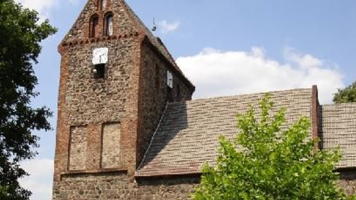Denkmal, Gotteshaus und Symbol – die Kirche am Dorfteich in Lindenberg