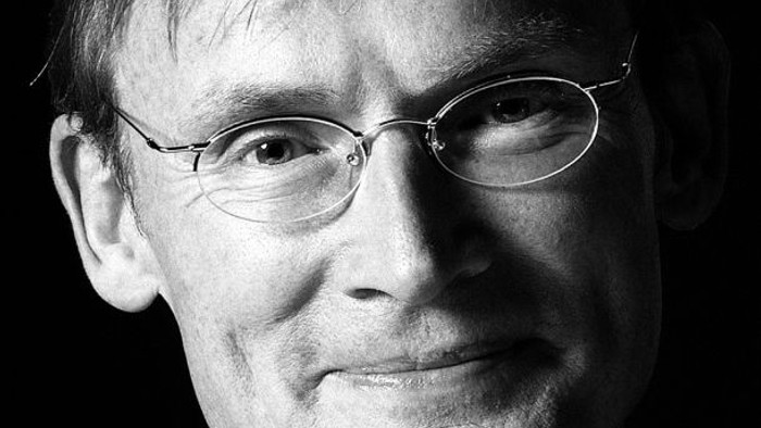 En svart og hvid portrætfoto af en mand i festerne.