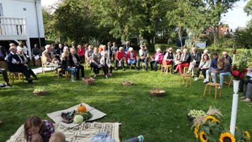 Udendørs Høst Gudstjeneste - på plænen ved Gadstrup Sognehus