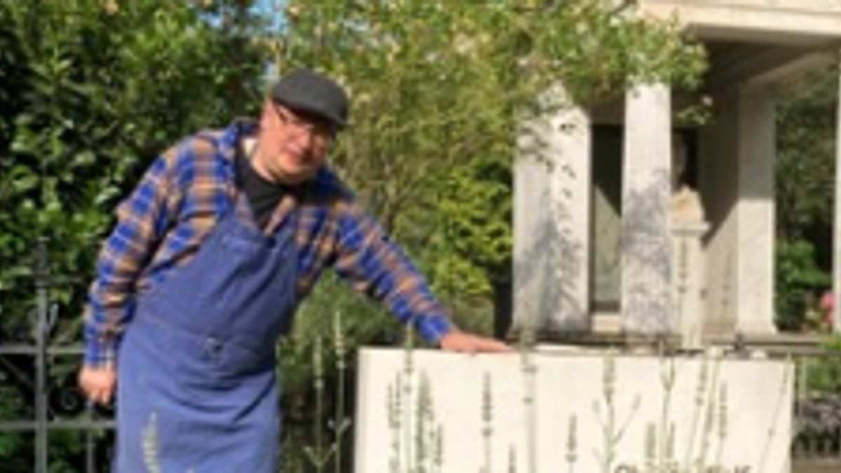 „Daß der Mensch dem Menschen kein Wolf mehr ist.“ – Szenische Friedhofsführung