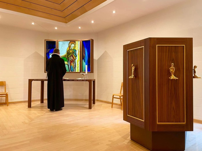 I den danske kirke i Bruxelles er alter, alterbord, prædikestol og døbefond lavet of Peter Brandes i 2021.