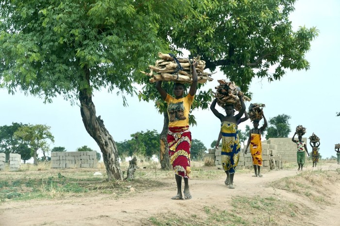 Gruppe von Frauen mit Kopflasten