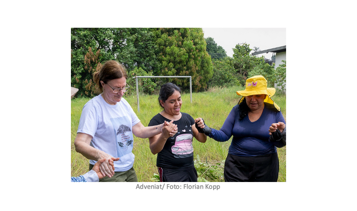 Gemeinsames Singen und Beten vor der Arbeit auf einer Brachfläche, auf der ein Gemeindegarten entstehen soll, Stadtteil Zumbi dos Palmares Gemeinsames Singen und Beten vor der Arbeit auf einer Brachfläche, auf der ein Gemeindegarten entstehen soll, Stadtteil Zumbi dos Palmares