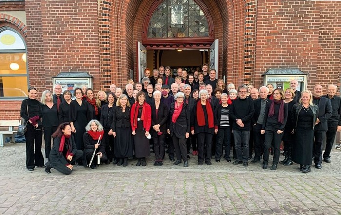 Gruppenbild der Otto-Sinfoniker vor einem Kircheneingang