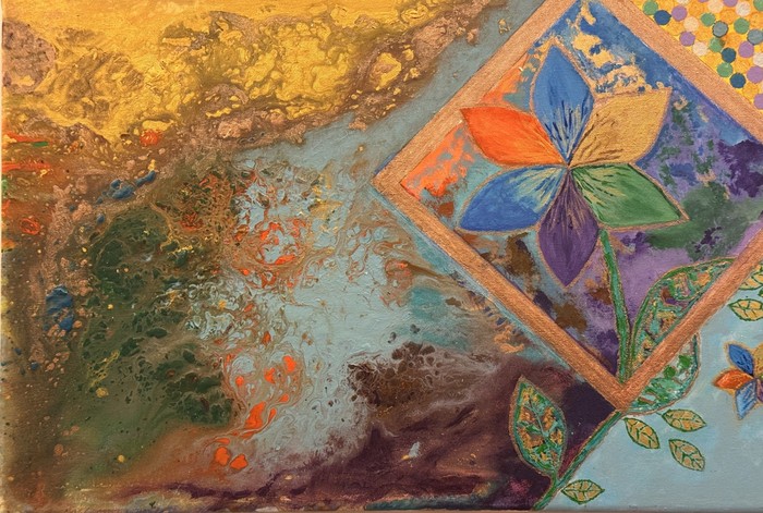 Fatima arbeitet eher mit gedeckten Farben. Sie bringt neben abstrakten Partien auch Gegenständliches in ihre Bilder. Wir können Blumen und einen Vogel erkennen, der ein starkes Symbol für Aufbruch und Hoffnung in schwierigen Zeiten sein kann.