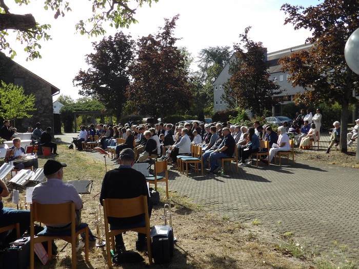 Gottesdienst Hardtstiftung mit Posaunenchor im Vordergrund